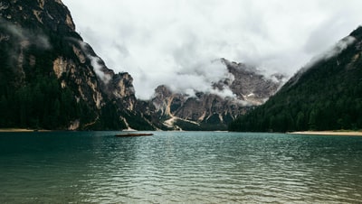 山在水体之间